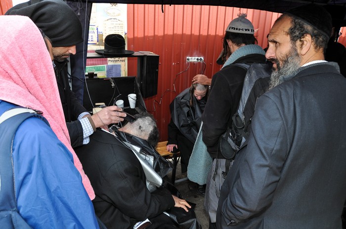 תספורת בערב ראש השנה ע"י הכנסת אורחים המרכזית אומן