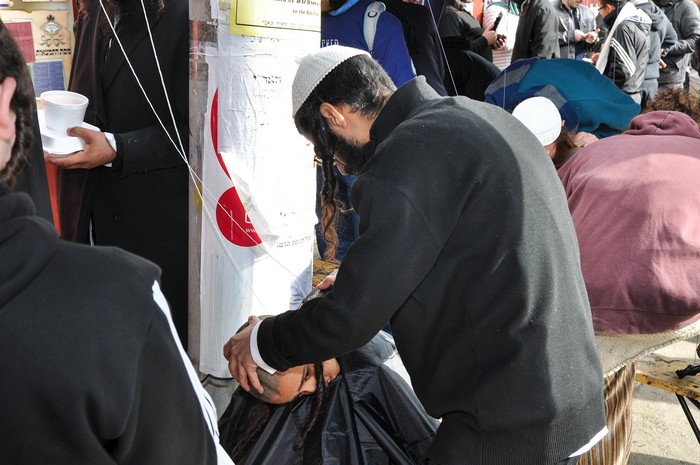 תספורת בערב ראש השנה ע"י הכנסת אורחים המרכזית אומן