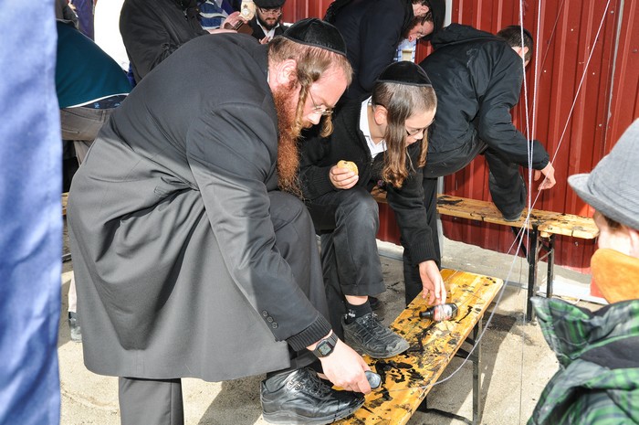 עמדת צחצוח נעליים שע"י הכנסת אורחים המרכזית אומן