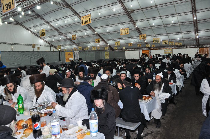 סועדים באולמות ובמתחמים של הכנסת אורחים המרכזית אומן