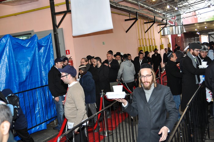 חלוקת ארוחות חינם בימי החול