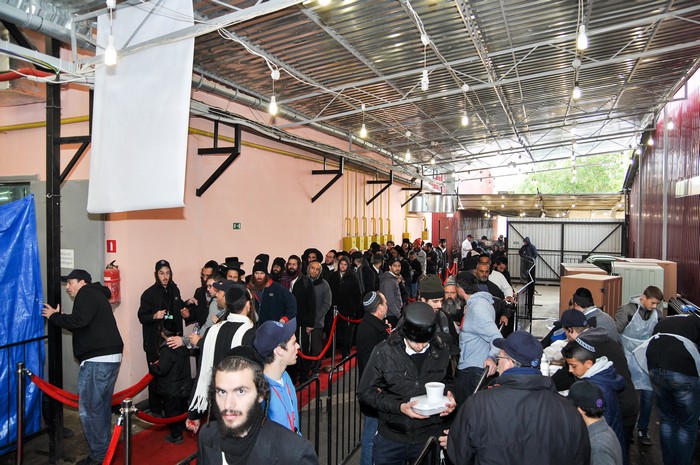 חלוקת ארוחות חינם בימי החול