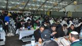 סועדים באולמות ובמתחמים של הכנסת אורחים המרכזית אומן