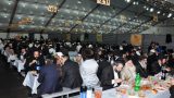 סועדים באולמות ובמתחמים של הכנסת אורחים המרכזית אומן