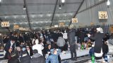 סועדים באולמות ובמתחמים של הכנסת אורחים המרכזית אומן