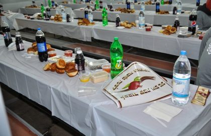 הכנת האוכל במטבח והגשה