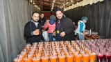 הכנת האוכל והבישולים במטבח הכנסת אורחים אומן