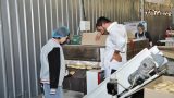 הכנת האוכל והבישולים במטבח הכנסת אורחים אומן